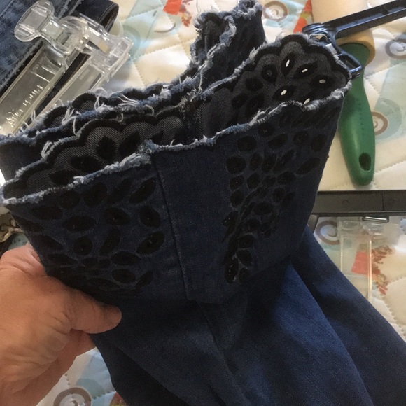 Ann Taylor the Flare Crop with Embroidery Size 6 - Picture 12 of 12